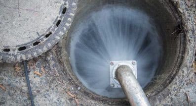 https://goldcoastblockeddrains.com.au/wp-content/uploads/2022/01/water-in-manhole-to-identify-broken-pipes-gold-coast-blocked-drains.jpg